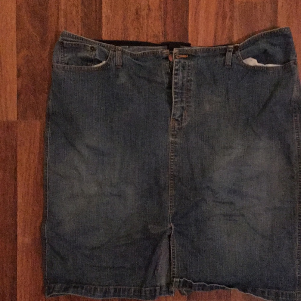 Skirt with small split up the front